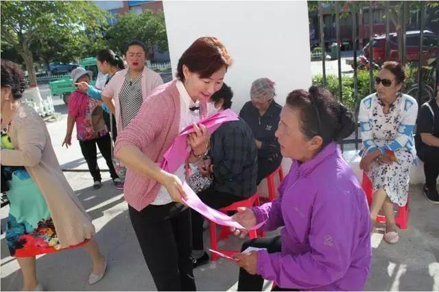 被这些70年女人美到了，注重配色、配饰，穿衣松弛有度，大方简约